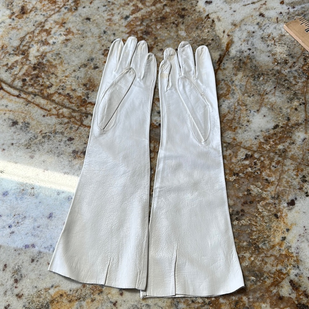 White Vintage leather gloves. Please see all measurements (R9)